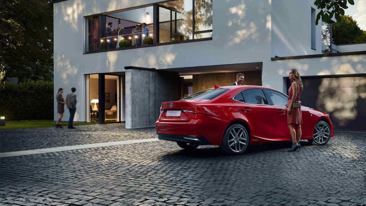 Roter Lexus F SPORT steht in einer Einfahrt