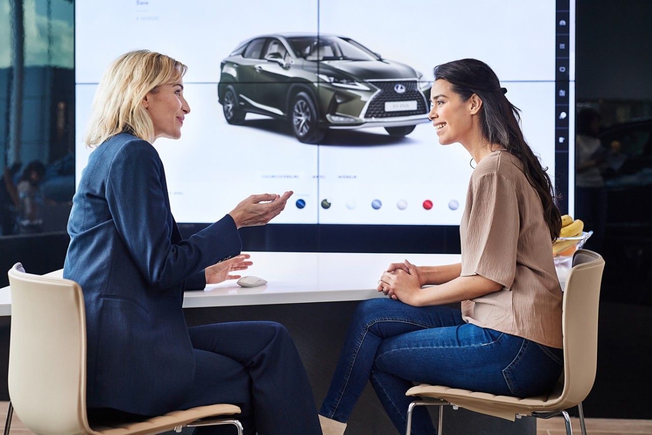 Zwei Frauen im Lexus Autohaus