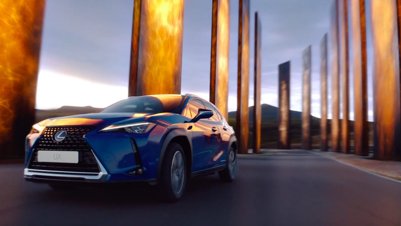 Ein blauer Lexus UX 300e