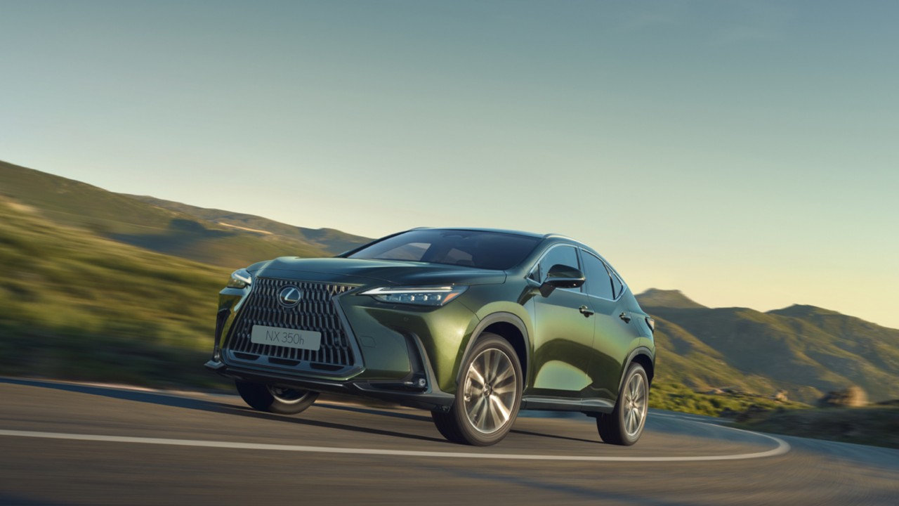 Lexus NX 350h fährt auf der Straße