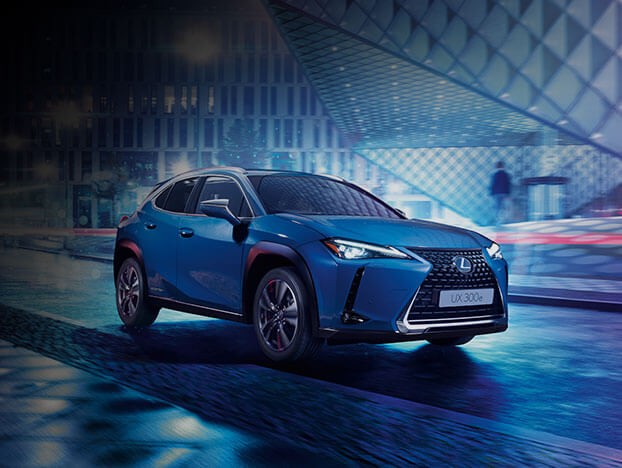 Lexus UX 300e fährt über eine Straße