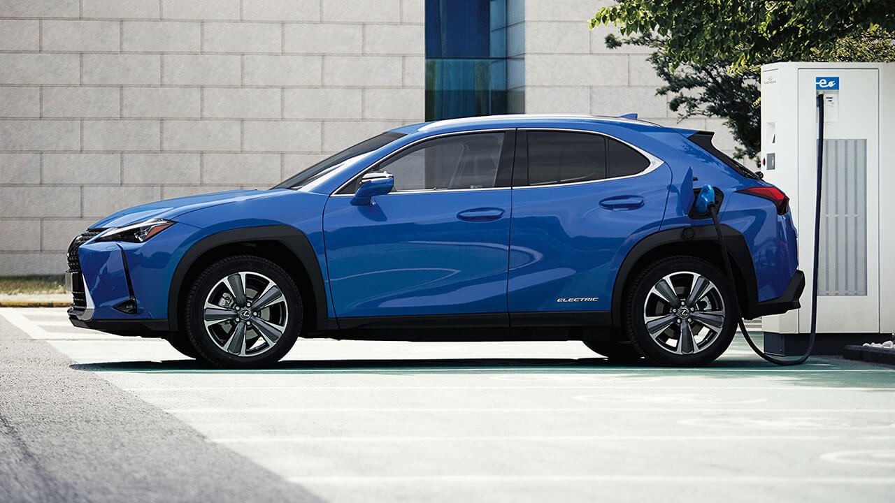 Blauer Lexus UX300e lädt an einer Ladestation