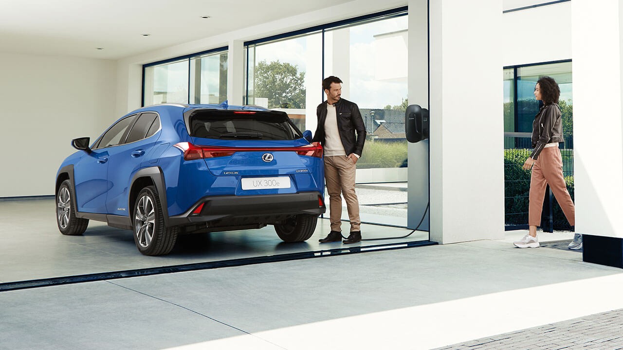 Ein Lexus UX300e lädt an einer Steckdose im Eigenheim