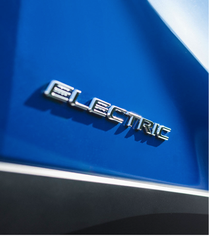 Electric Schriftzug auf einem blauen Lexus UX300e
