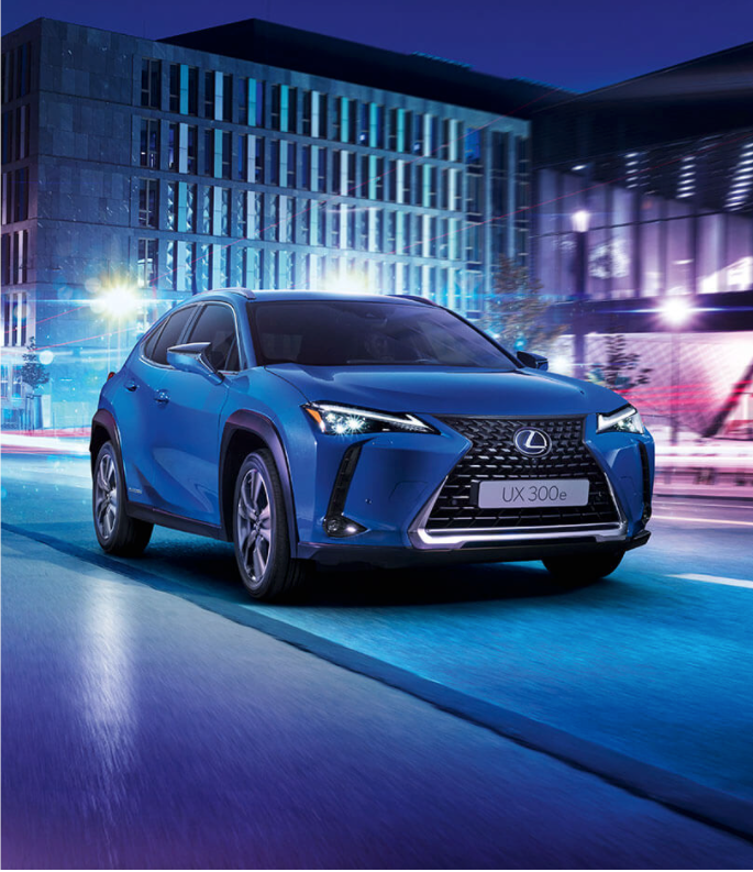 Ein blauer Lexus UX300e 