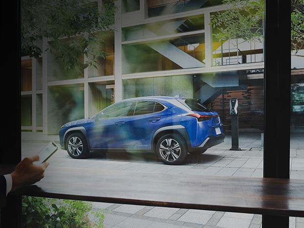 Blauer Lexus UX 300e an einer Ladesäule