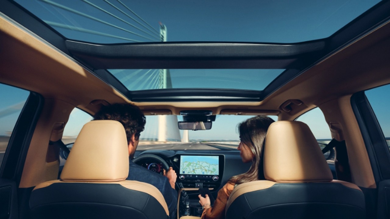 Mann und Frau im Inneren eines Lexus NX