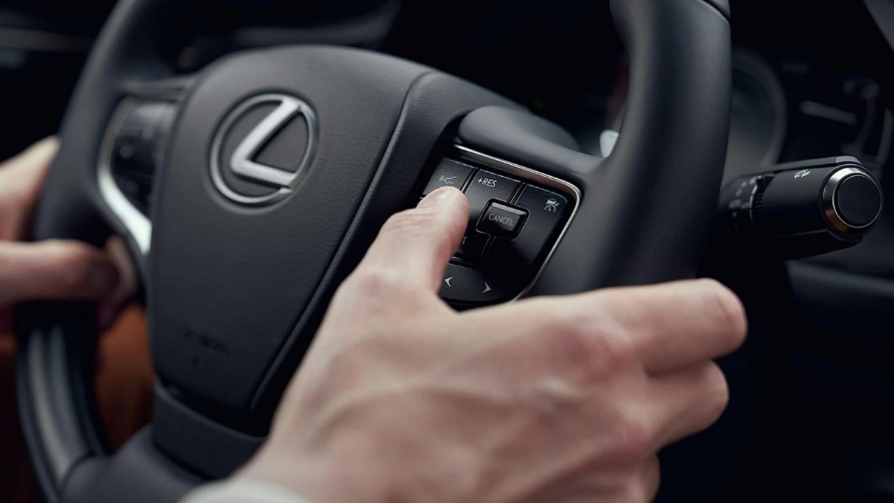 Hände am Steuer eines Lexus ES