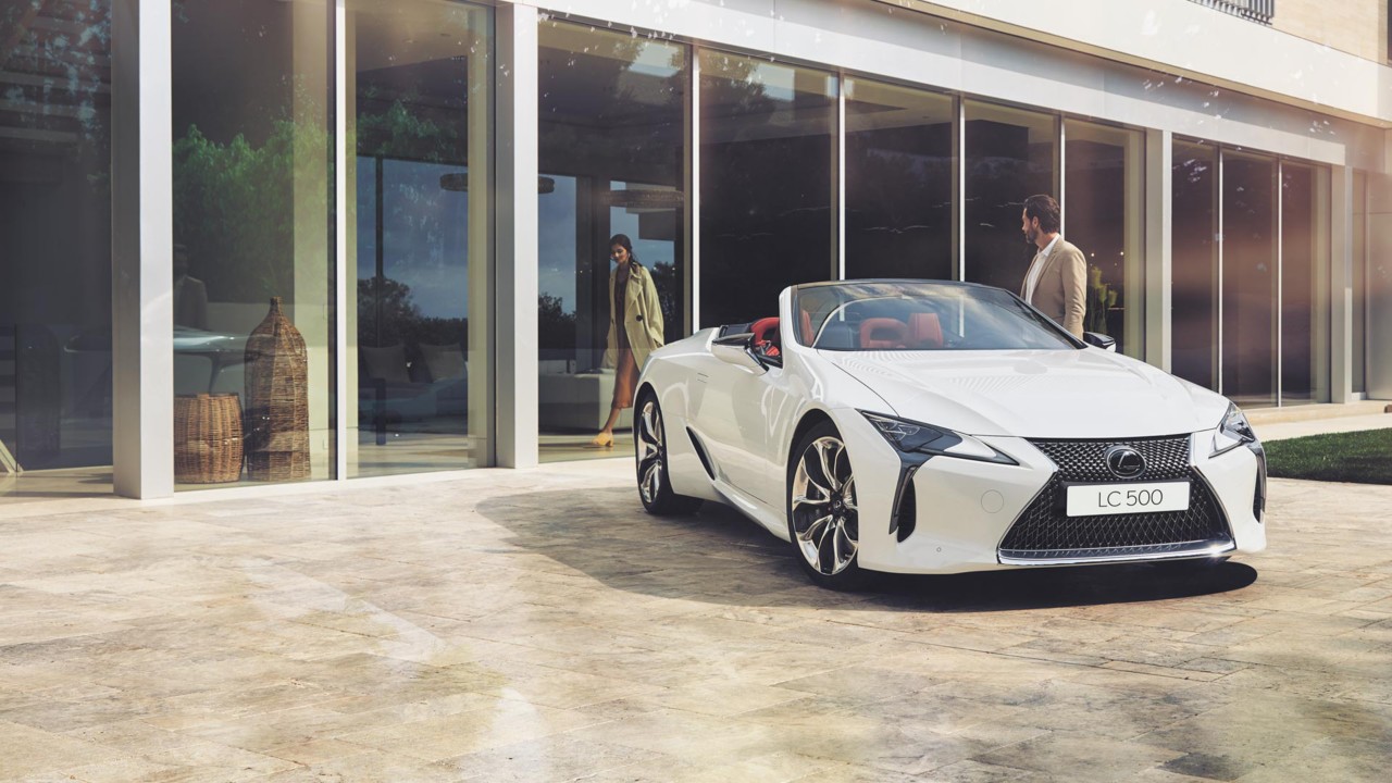 Weißer Lexus LC 500 Front- und Seitenansicht