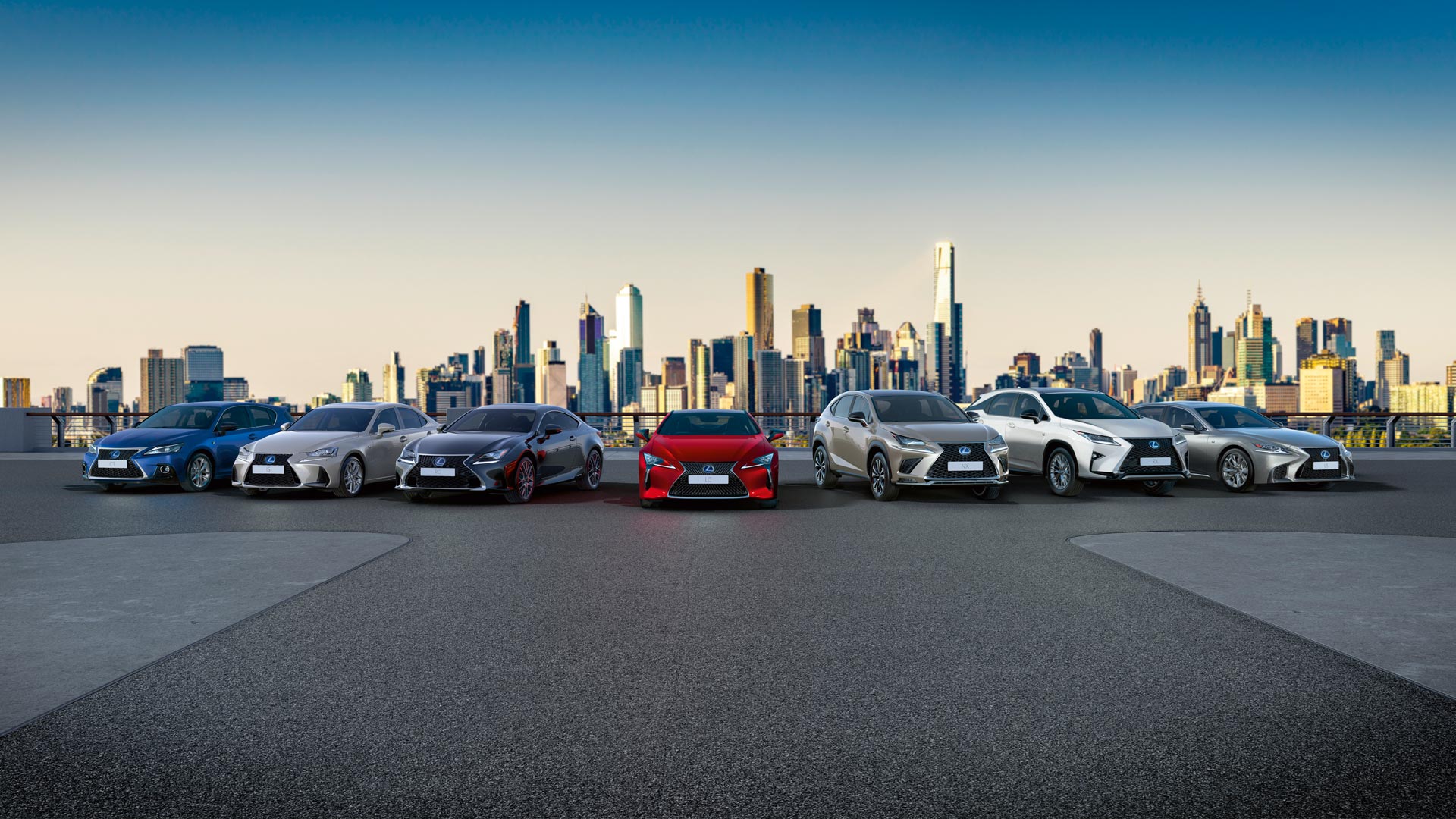 Lexus Fahrzeuge vor der New Yorker Skyline.