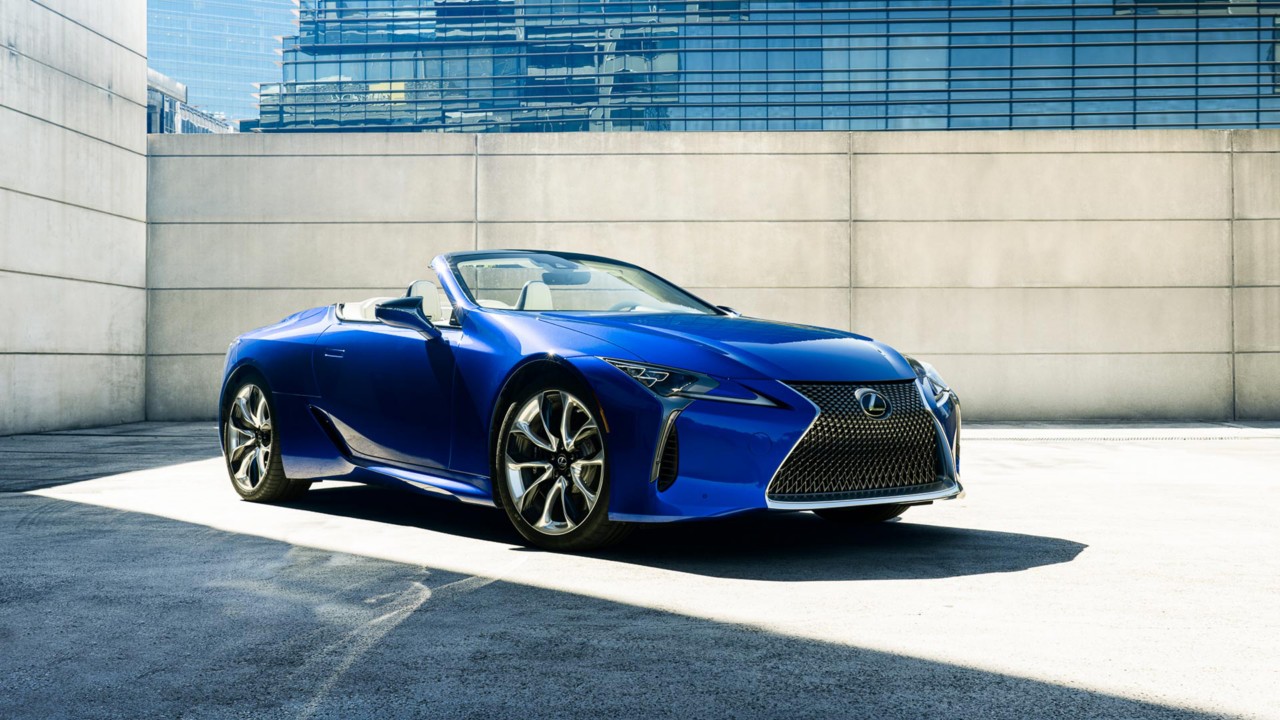 Ein blaues Lexus LC Cabriolet