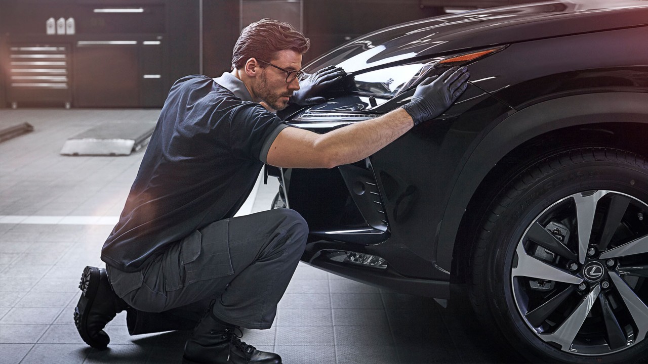 Lexus Werkstattmitarbeiter inspiziert ein Lexus Fahrzeug
