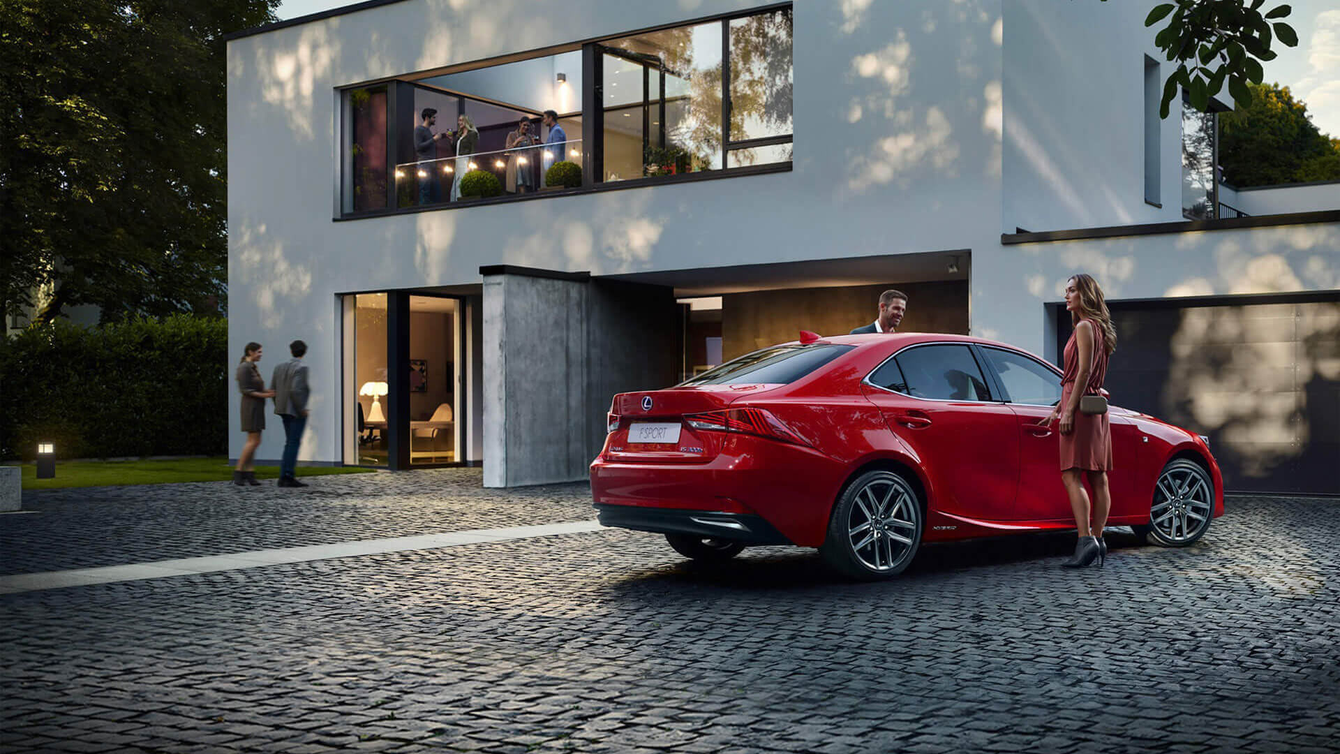 Lexus F Sport vor einem Hauseingang