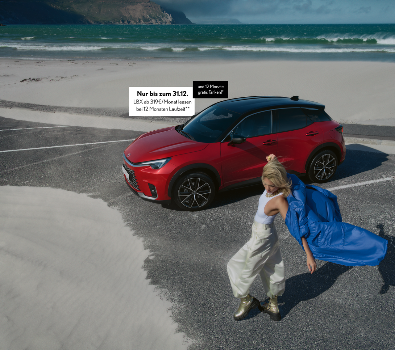 Lexus LBX mit einer Frau daneben 