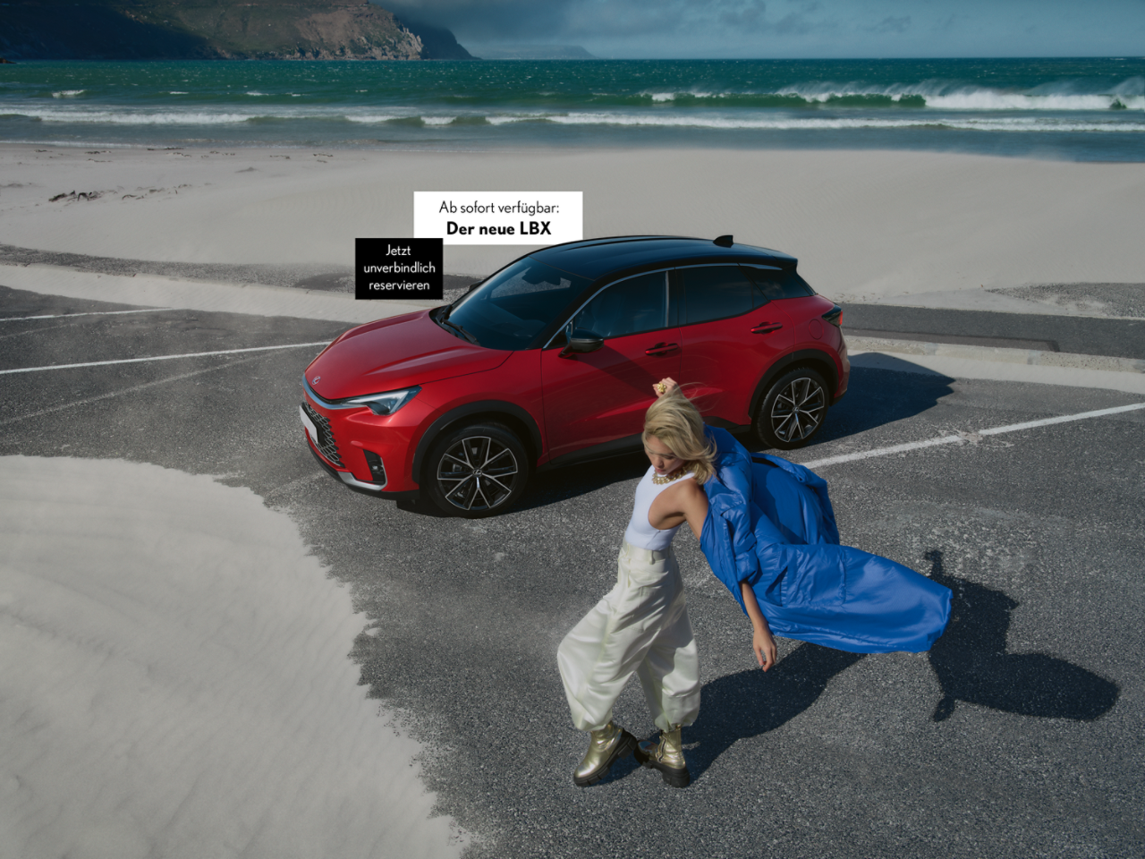 Lexus LBX mit einer Frau daneben 