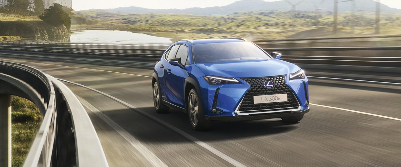 Lexus UX300e auf der Straße