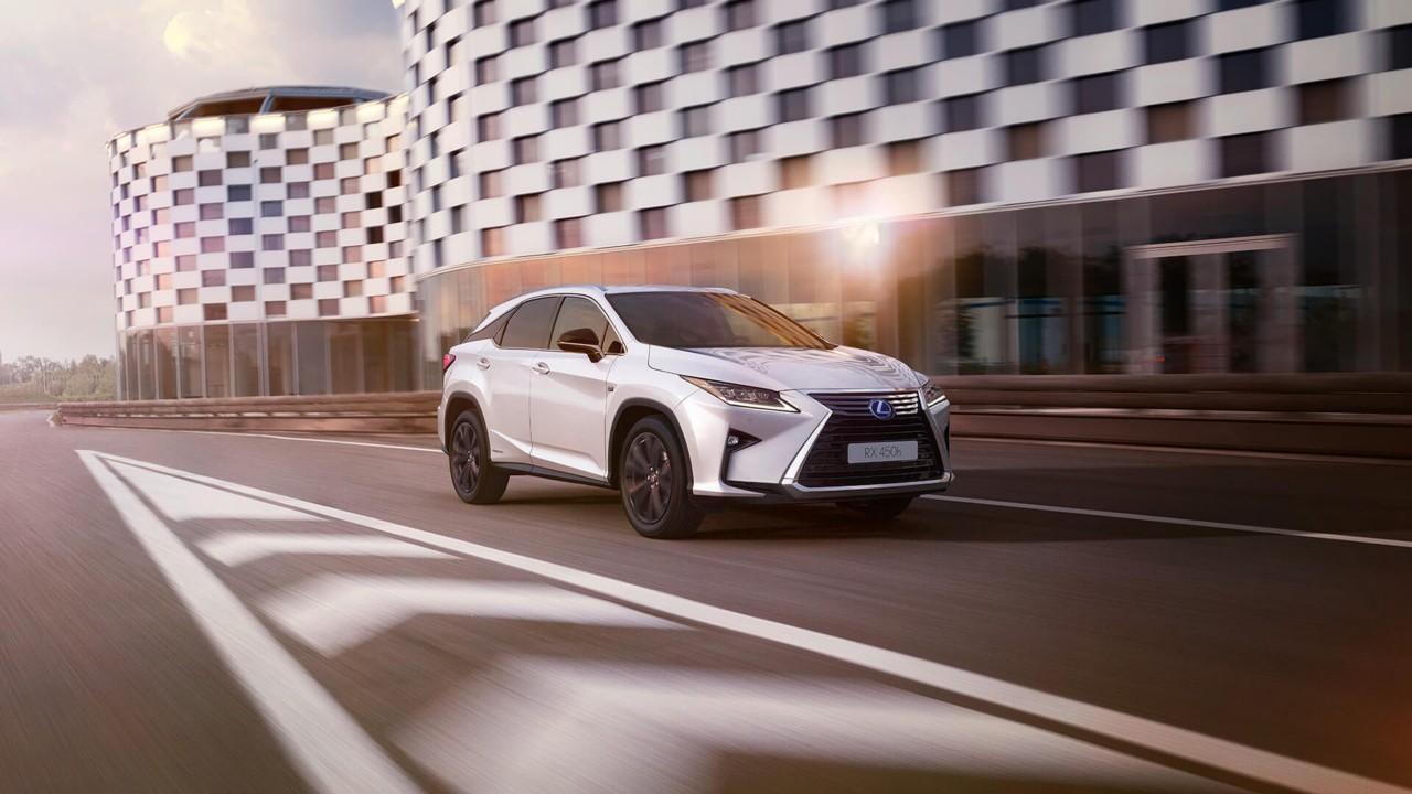 Lexus RX 450h schnell fahrend auf einer Straße