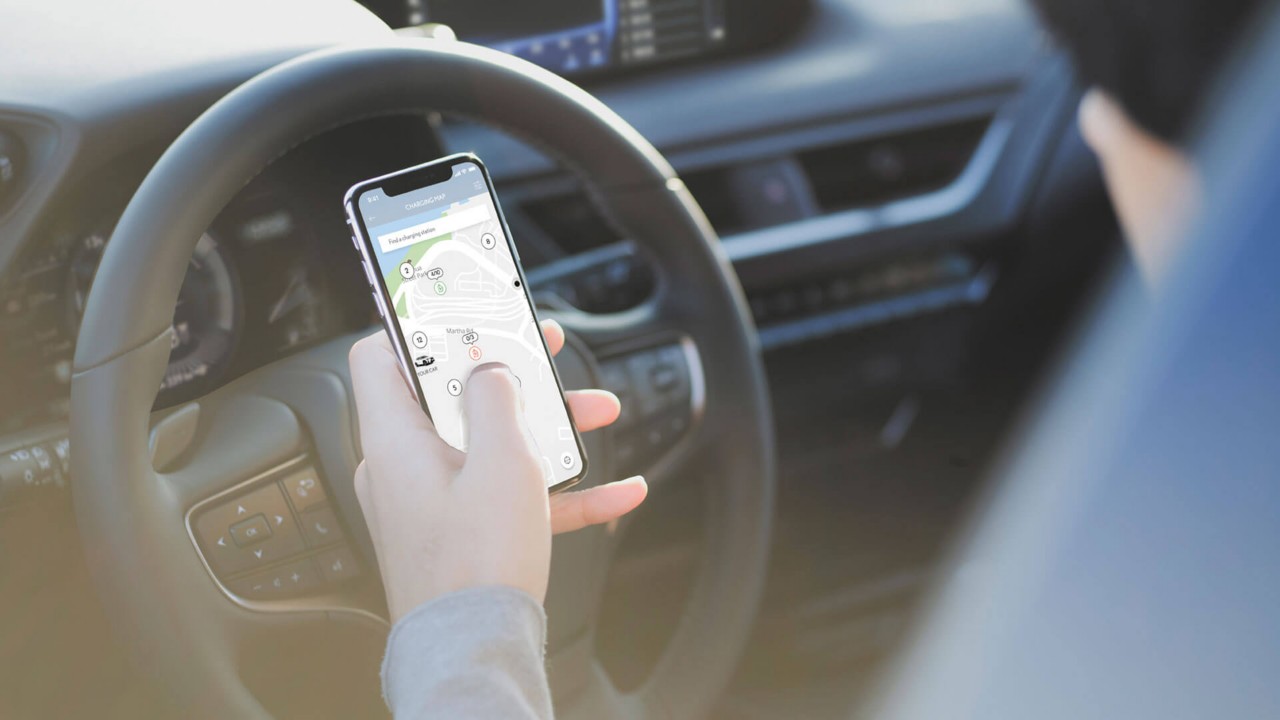 Mann mit Handy am Steuer