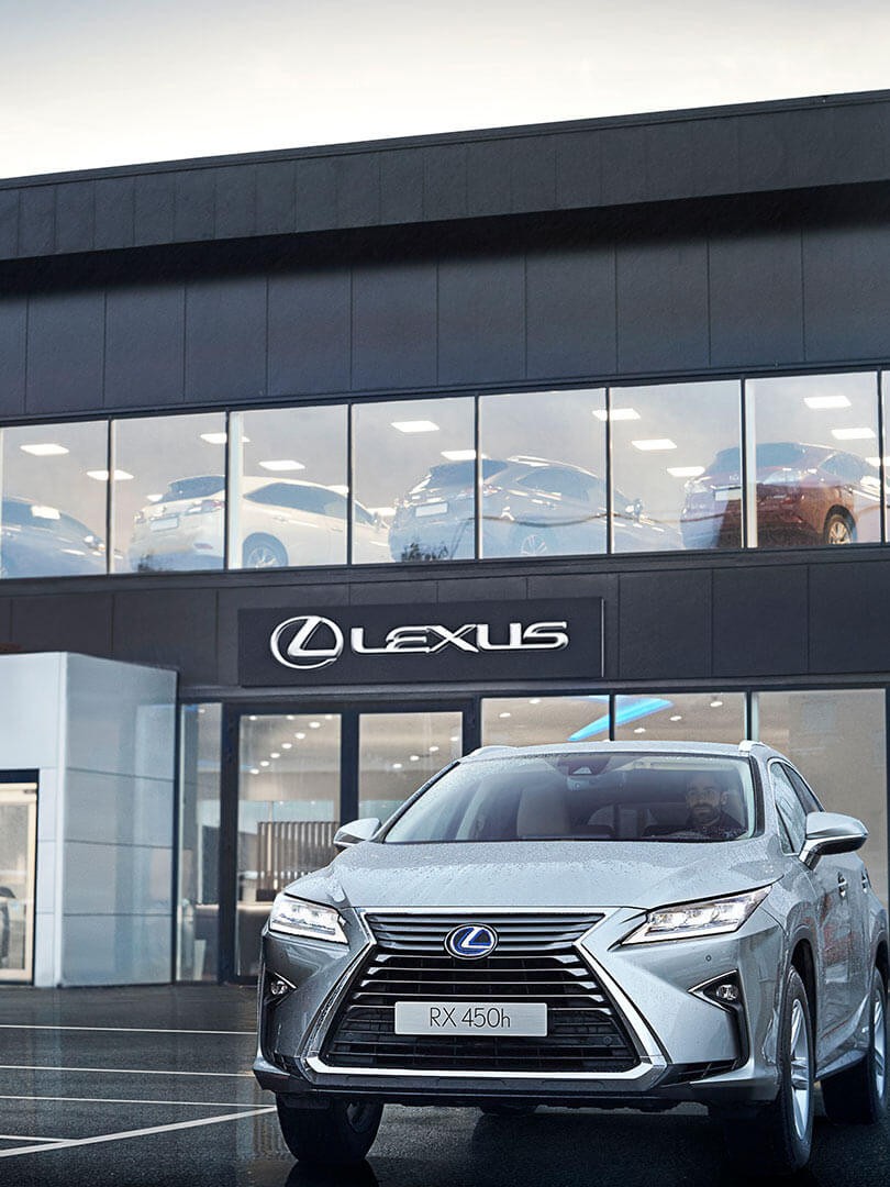 Ein Lexus RX450h vor einem Lexus Händler