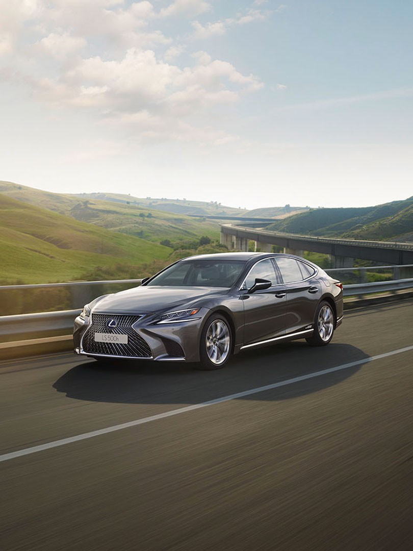 Lexus LS500h der über eine Straße fährt