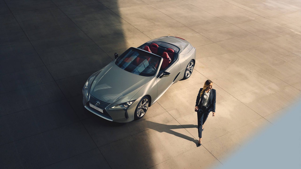Frau neben einem Lexus LC 500
