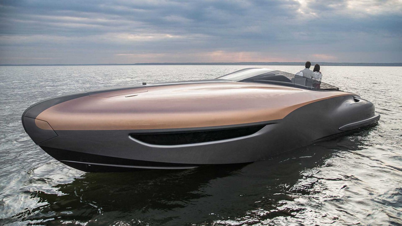 Paar auf der Lexus Yacht