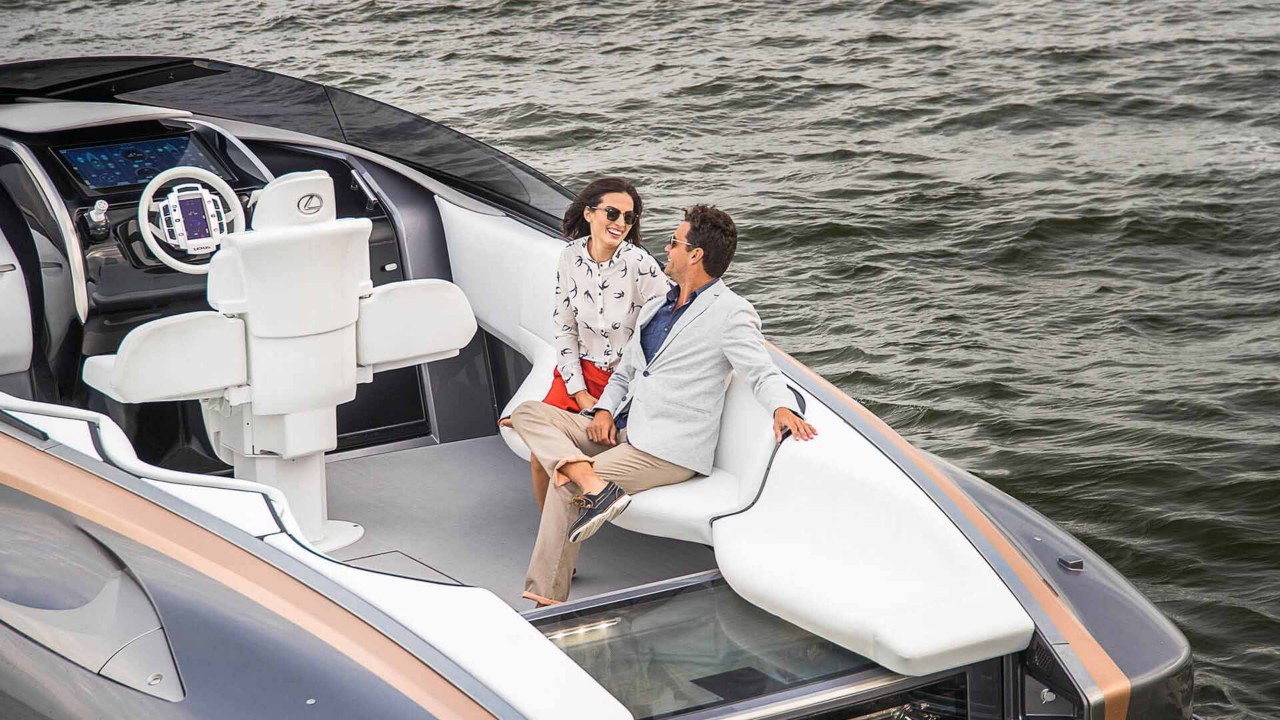 Paar sitzt auf der Lexus Yacht