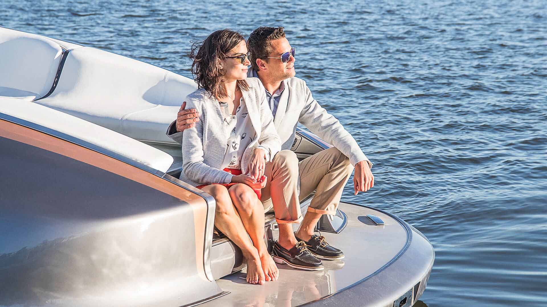Paar sitzt im hinteren Teil der Lexus Yacht