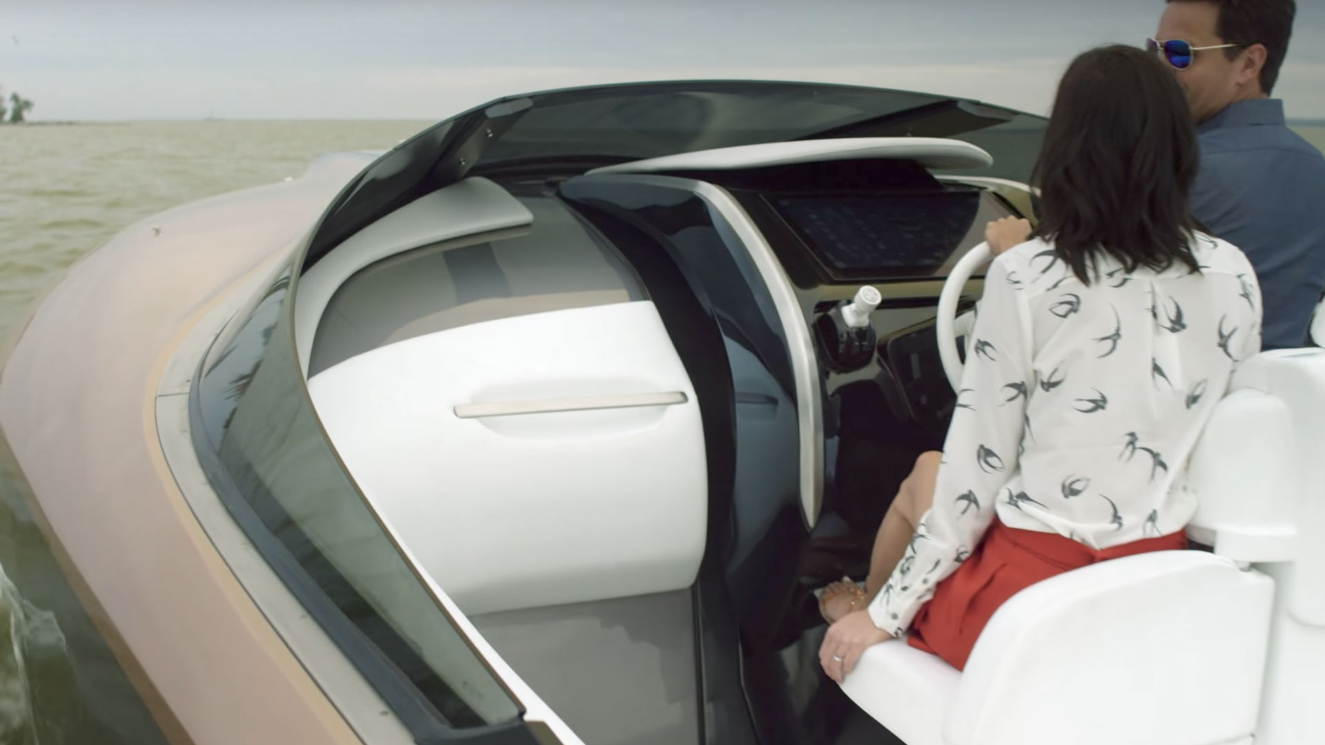 Paar steuert Lexus Yacht - Rückansicht