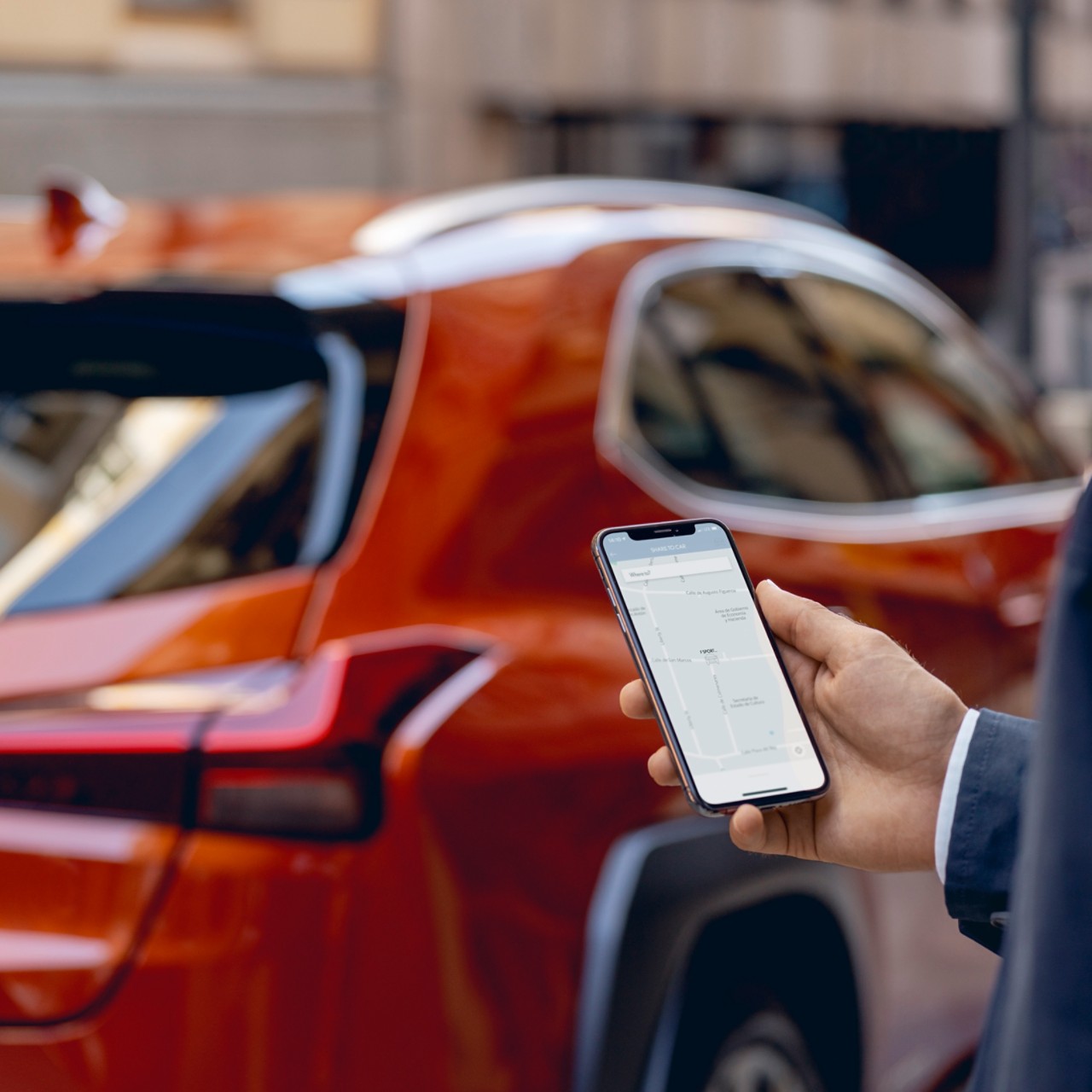 Männerhand mit Smartphone