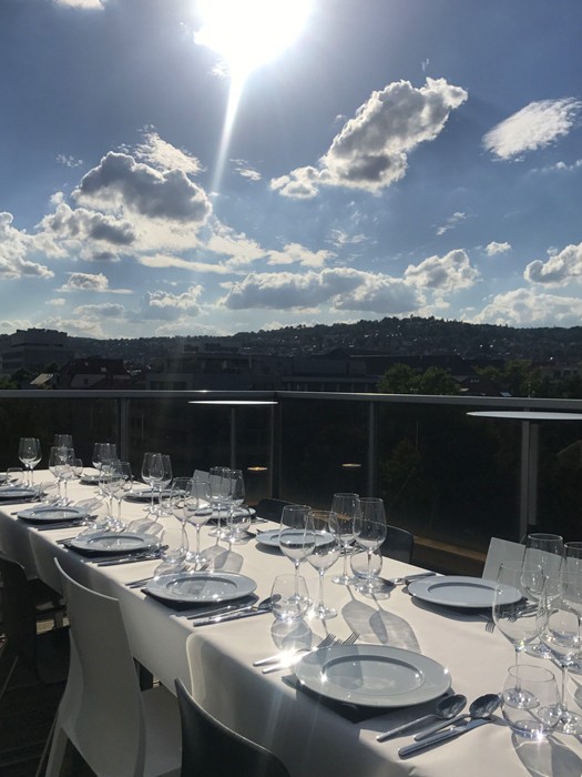 Gedeckter Tisch im Freien