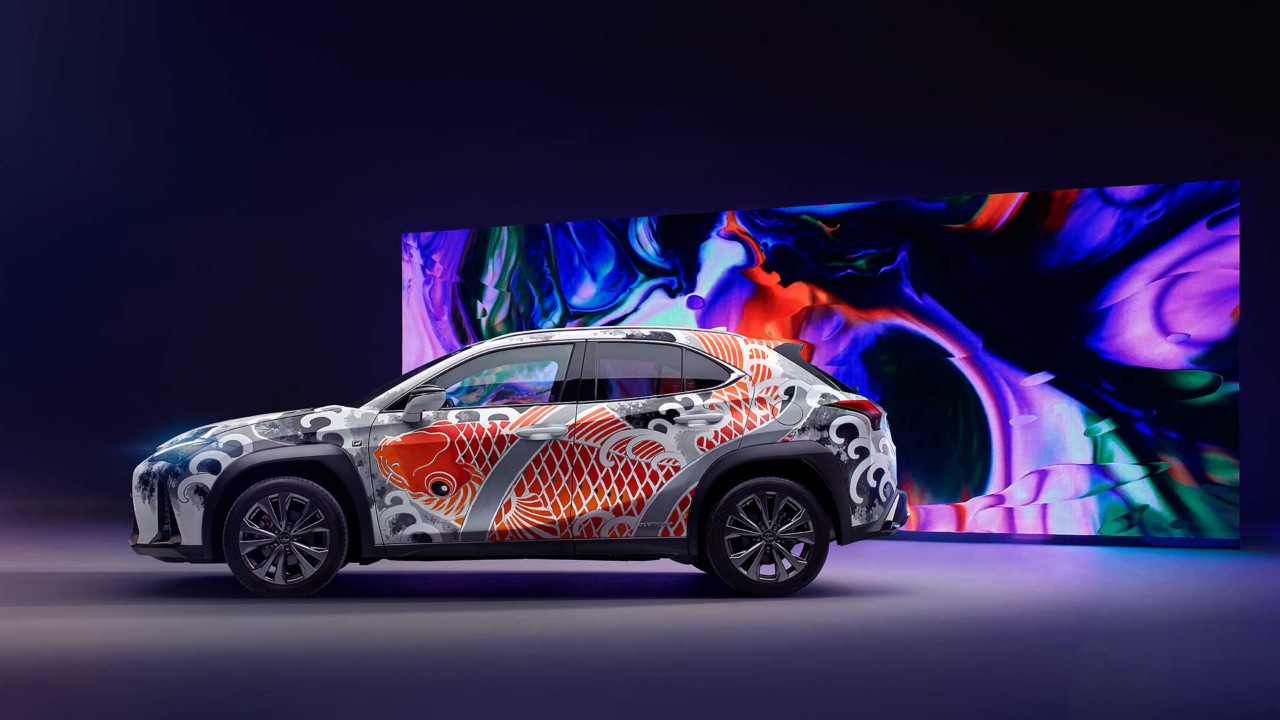 Lexus präsentiert das erste tättowierte Auto mit buntem Fischmotiv