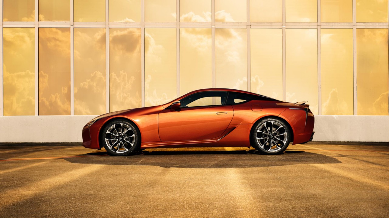 Ein orangenefarbenes Lexus LC Cabriolet