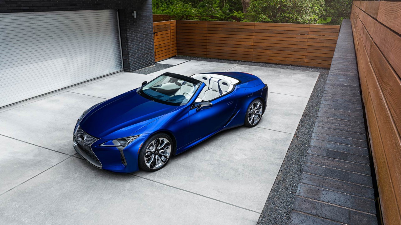 Das Lexus LC Cabriolet in Blau leicht von oben fotografiert