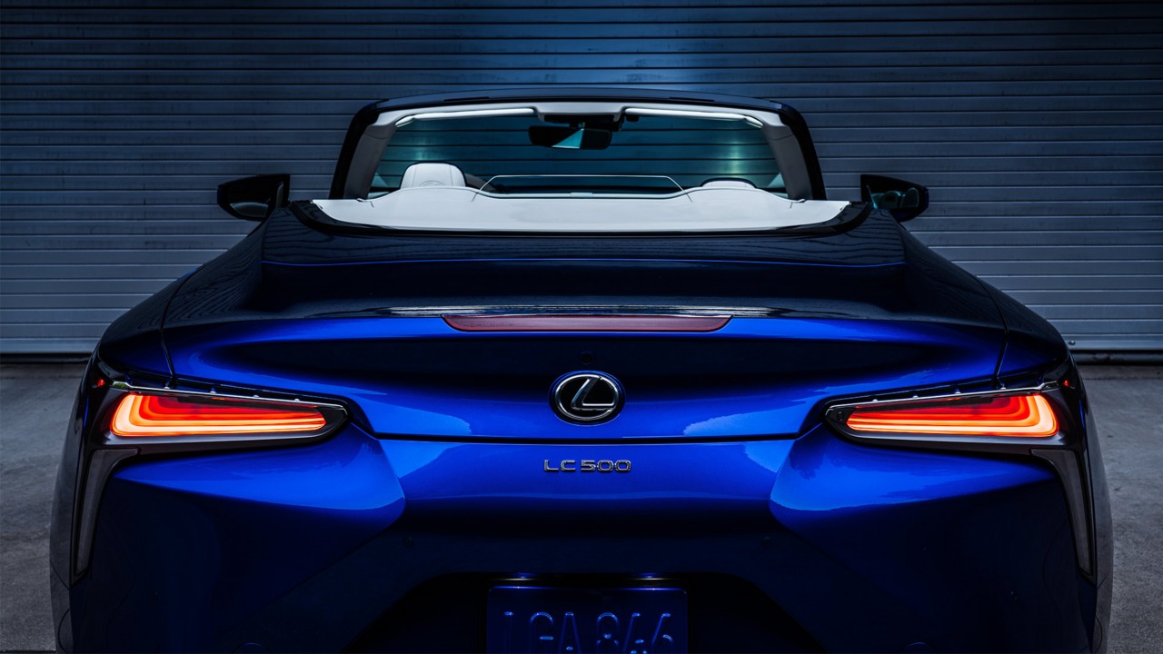 Das schlanke und elegante Heck des Lexus LC Cabriolets