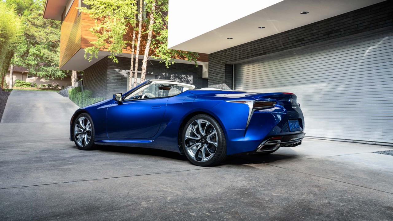 Lexus LC 500 in einer Einfahrt