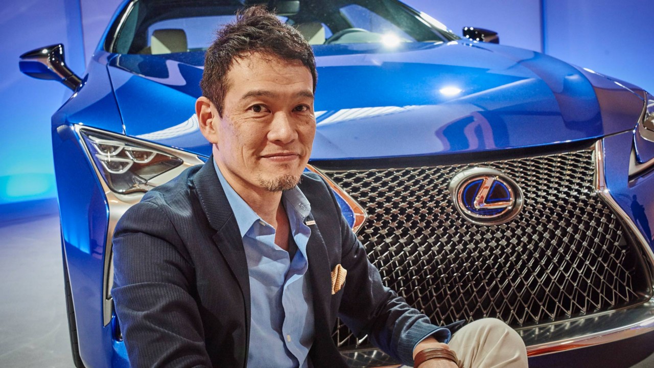 Ingenieur vor einem Lexus LC 500