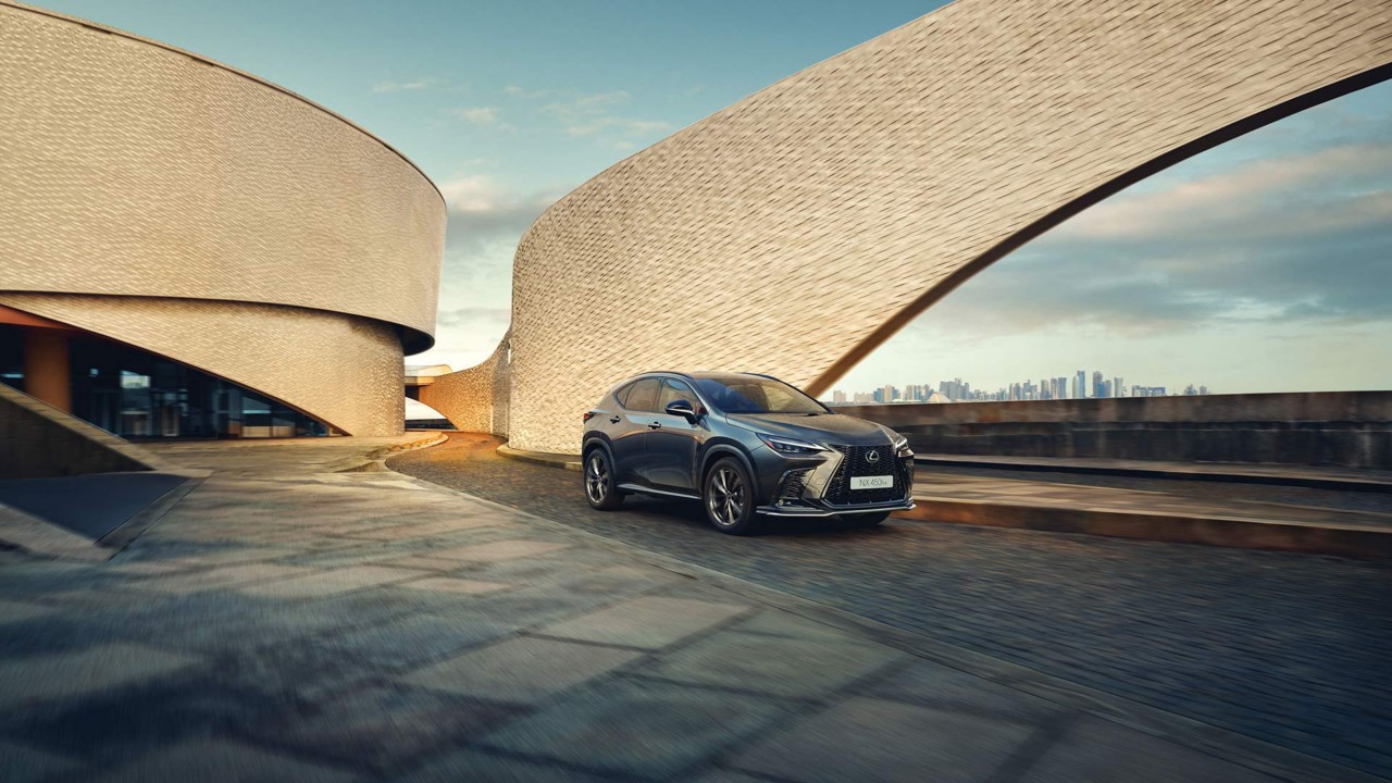 Der Lexus NX auf einer Fahrbahn