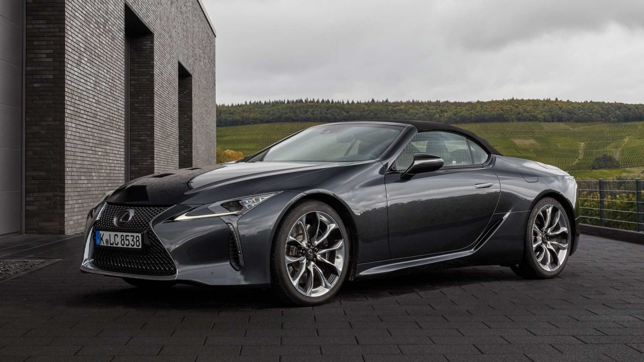 Der neue Lexus LC500 steht sportlich vor einem modernen Haus in grüner Umgebung.