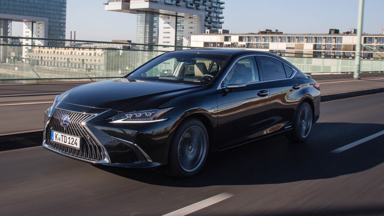 Lexus ES 300h auf der Severinsbrücke