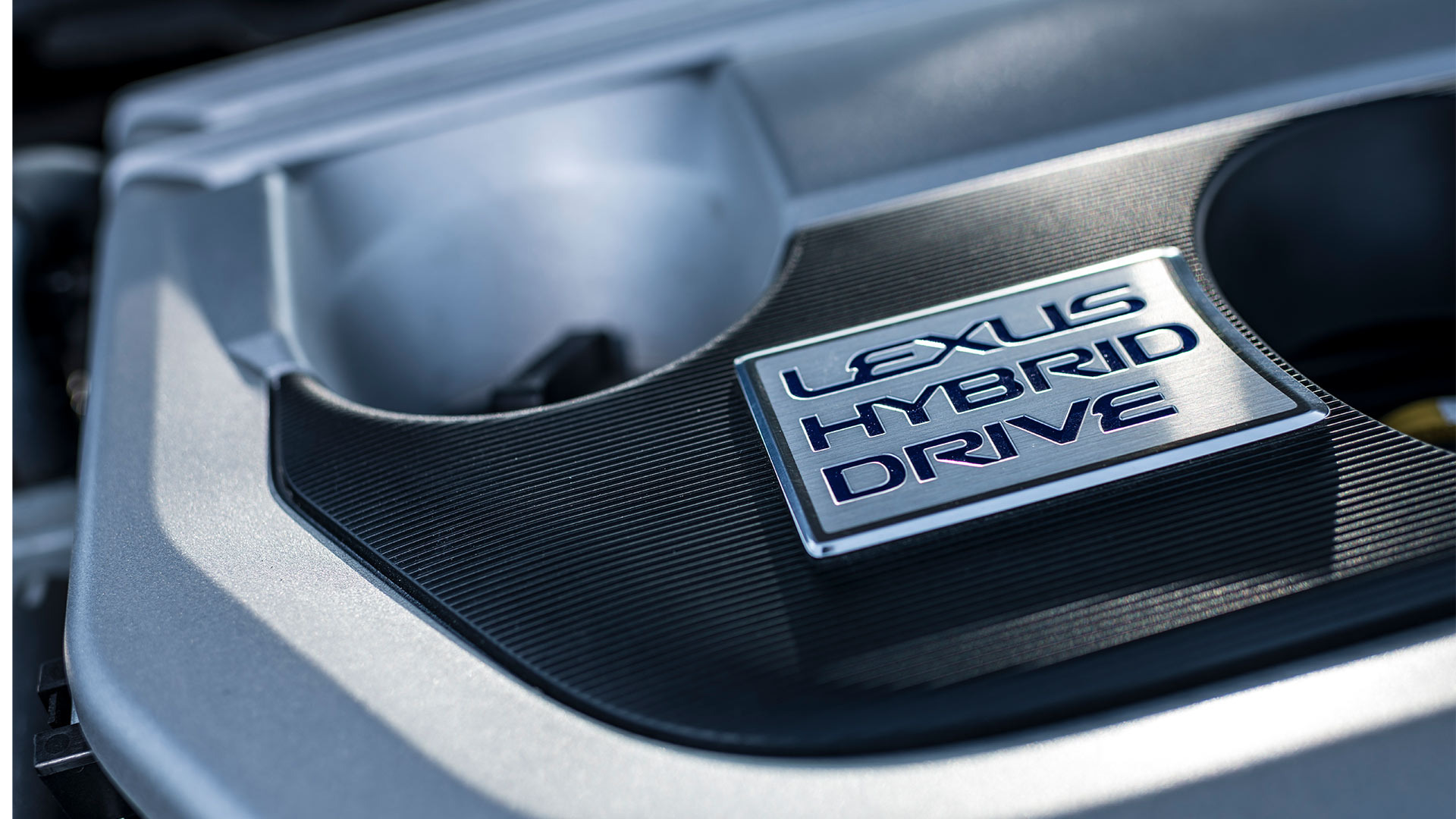 Mit ihrer Kombination aus kraftvollem Benziner und einem oder mehreren Elektromotoren setzen die selbstladenden Hybridsysteme von Lexus seit über 15 Jahren die Maßstäbe für die Elektrifizierung im Premiumsegment.