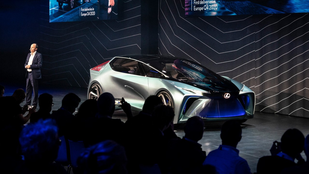Lexus Electrified auf dem Bühne mit Moderator im Hintergrund