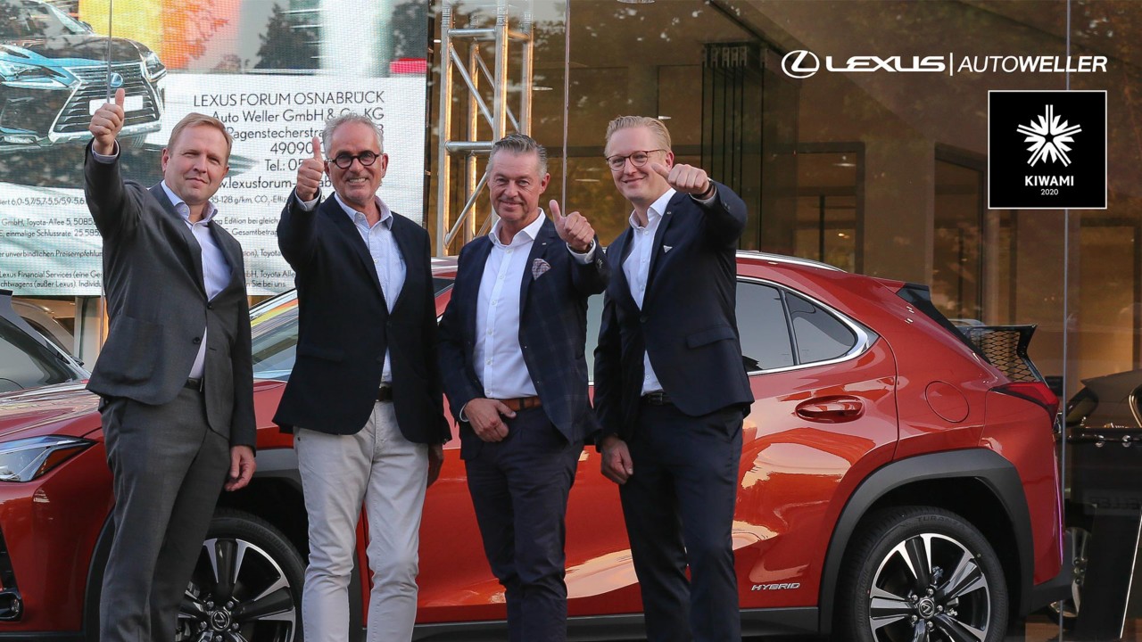 4 Männer vor einem Roten Lexus