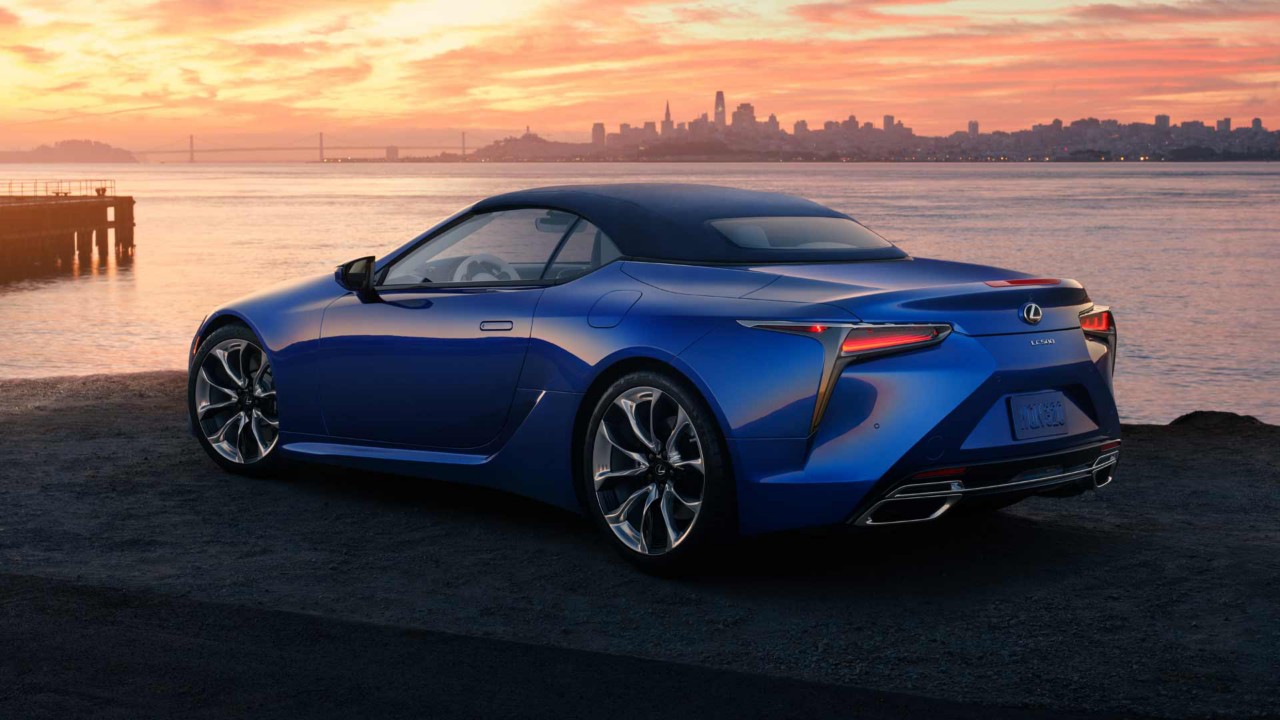Lexus LC Cabriolet  seitlich vor einem Fluss.