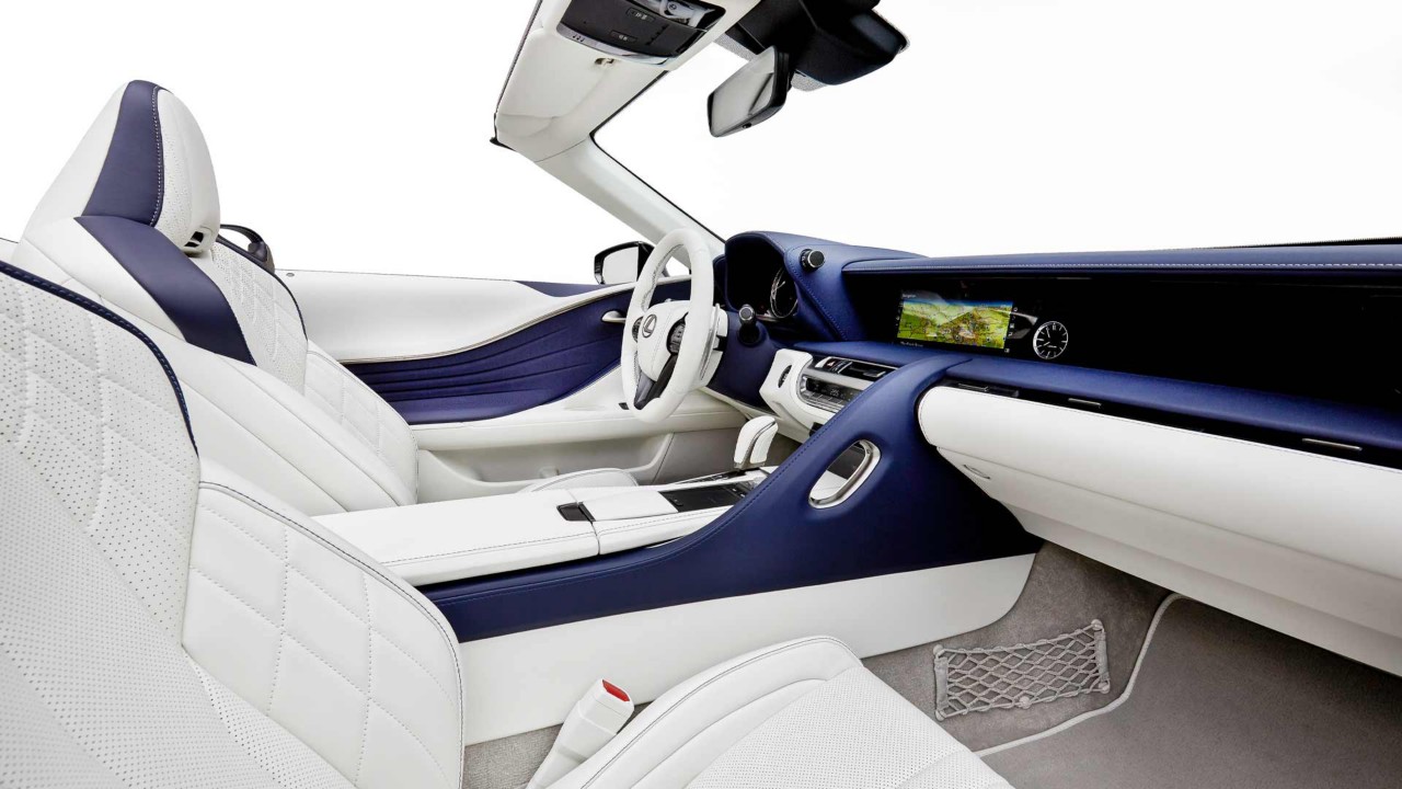 Cockpit des Lexus LC Cabriolets 