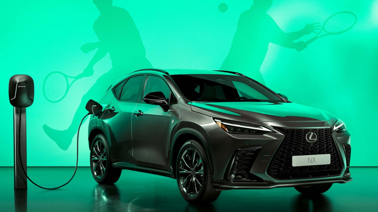 Lexus NX an einer Ladestation