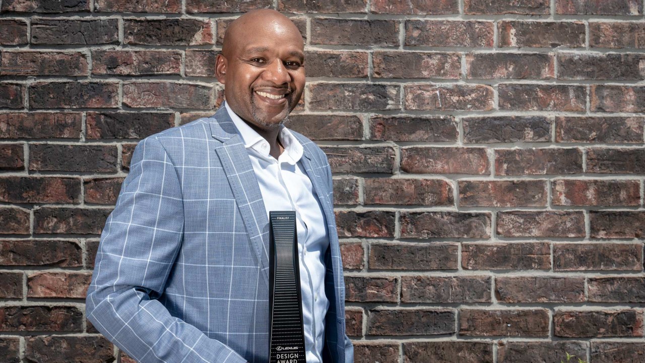 John Brian Kamau beim Entgegennehmen des Lexus Design Award