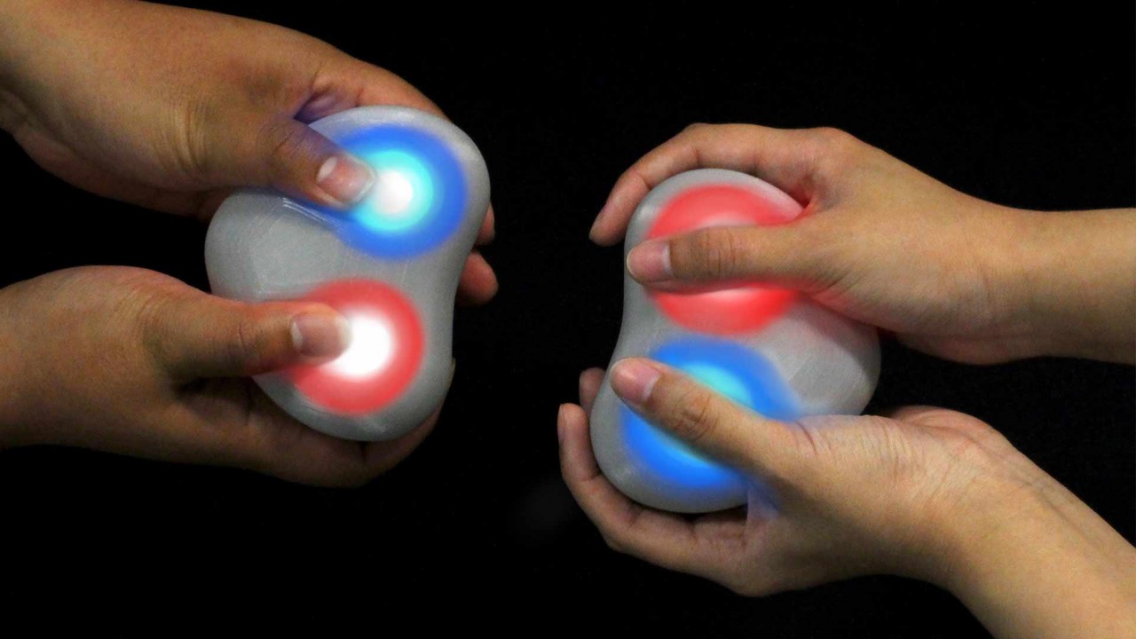 Zwei Personen bedienen leuchtende Controller