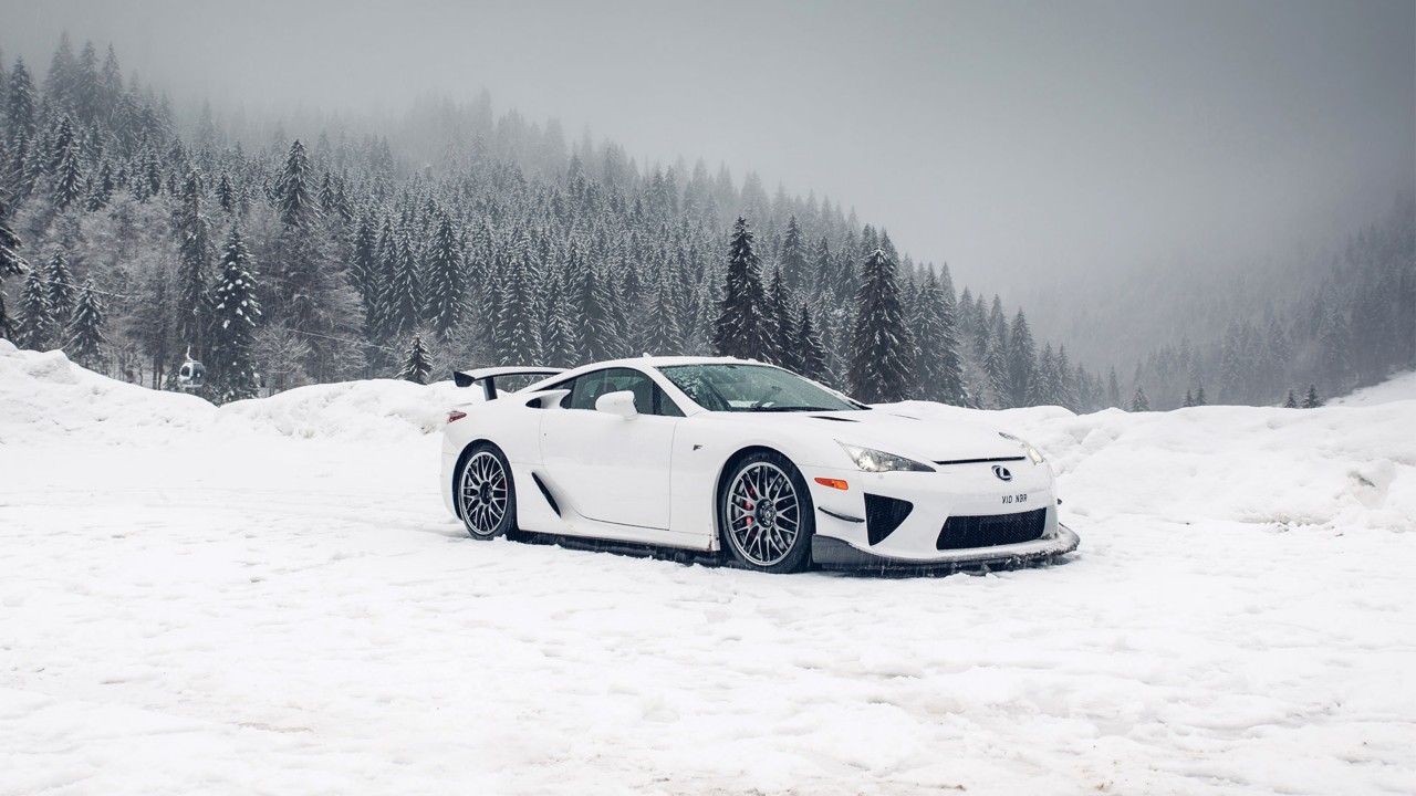 Lexus LFA in weiß im Schnee