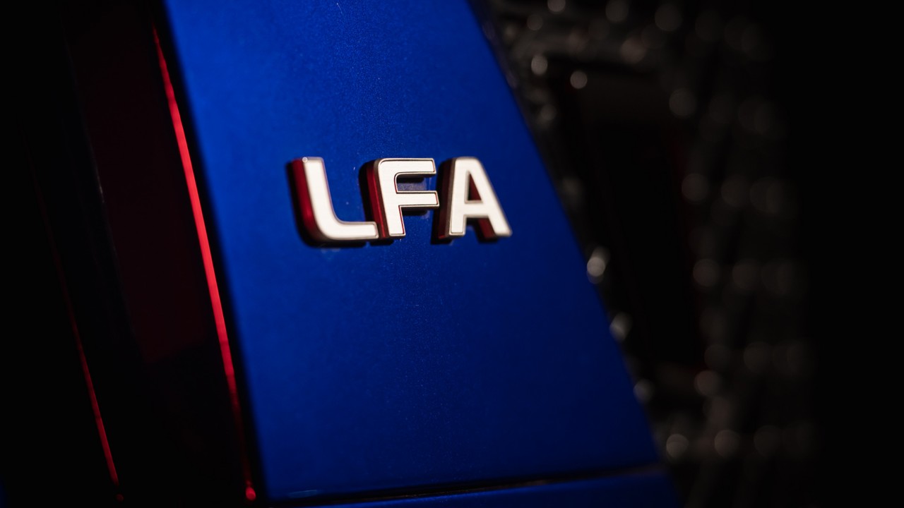 LFA Logo in Weiß auf blauem Hintergrund